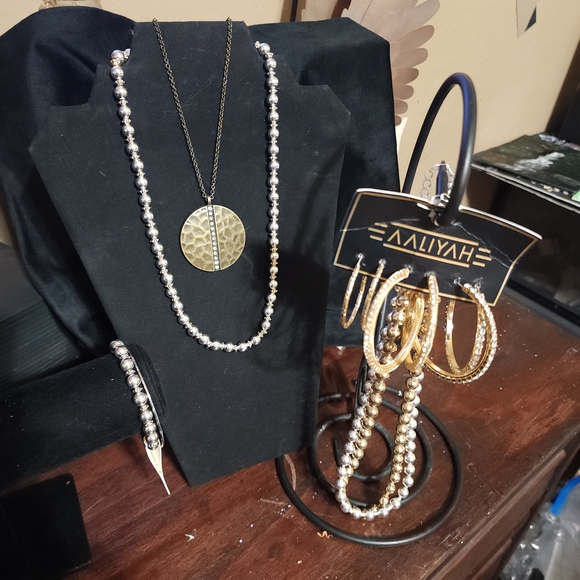 Elegant Jewelry Collection with Gold and Pearl Accents - Picture 2 of 5